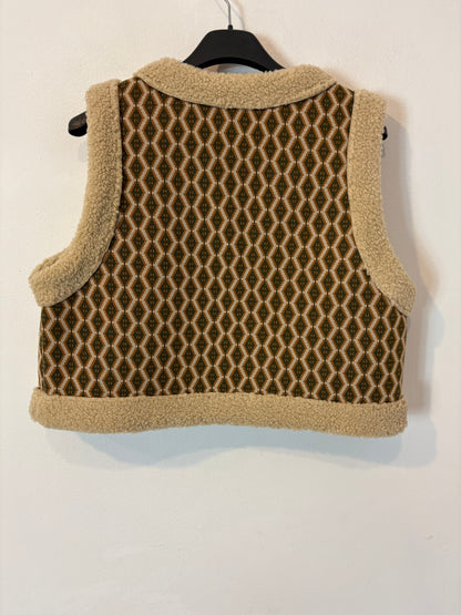 OTRAS. Chaleco corto estampado borrego