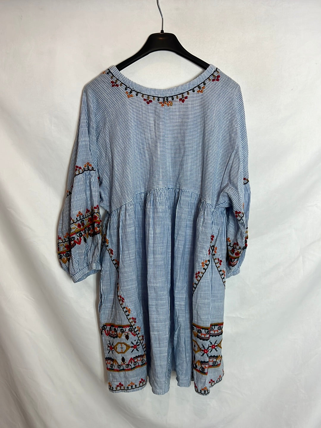 ZARA. Vestido rayas y bordados. T M