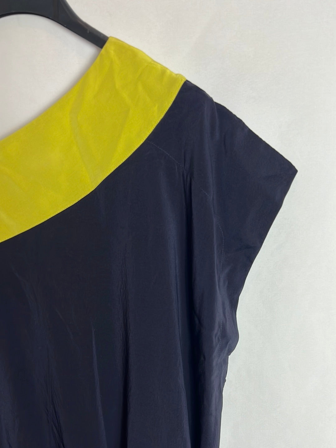 BARBARA BUI. Two-tone silk asymmetrical top. T 38