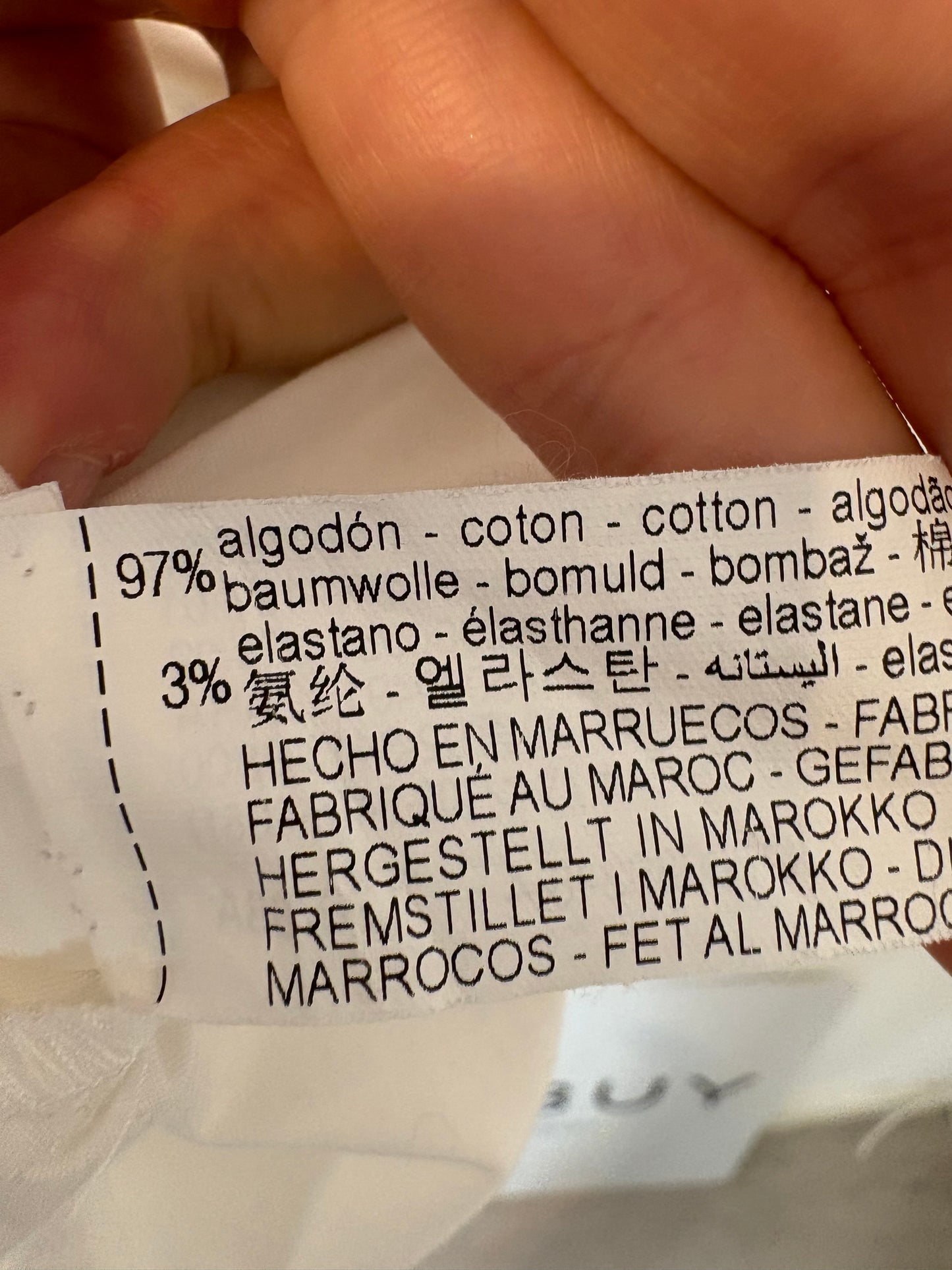 ZARA. Camisa blanca detalle botón