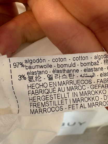 ZARA. Camisa blanca detalle botón