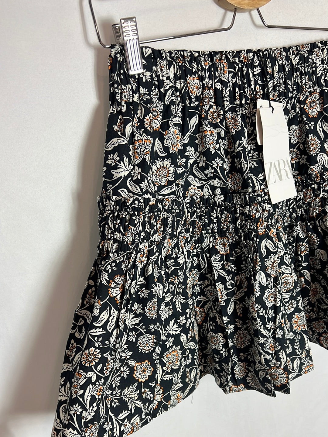 ZARA. Falda negra flores T.s