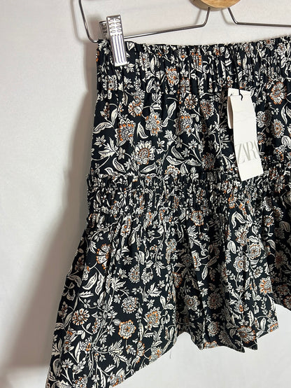 ZARA. Falda negra flores T.s