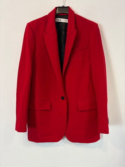 ZARA. Traje de chaqueta rojo