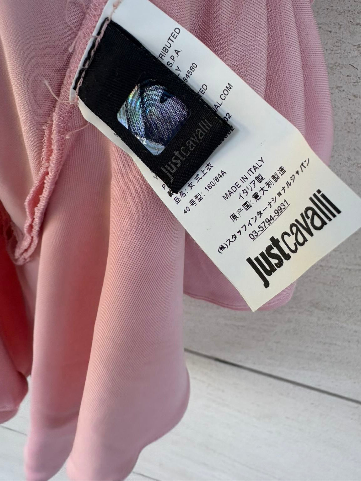 JUST CAVALLI. Top rosa  claro detalle escote