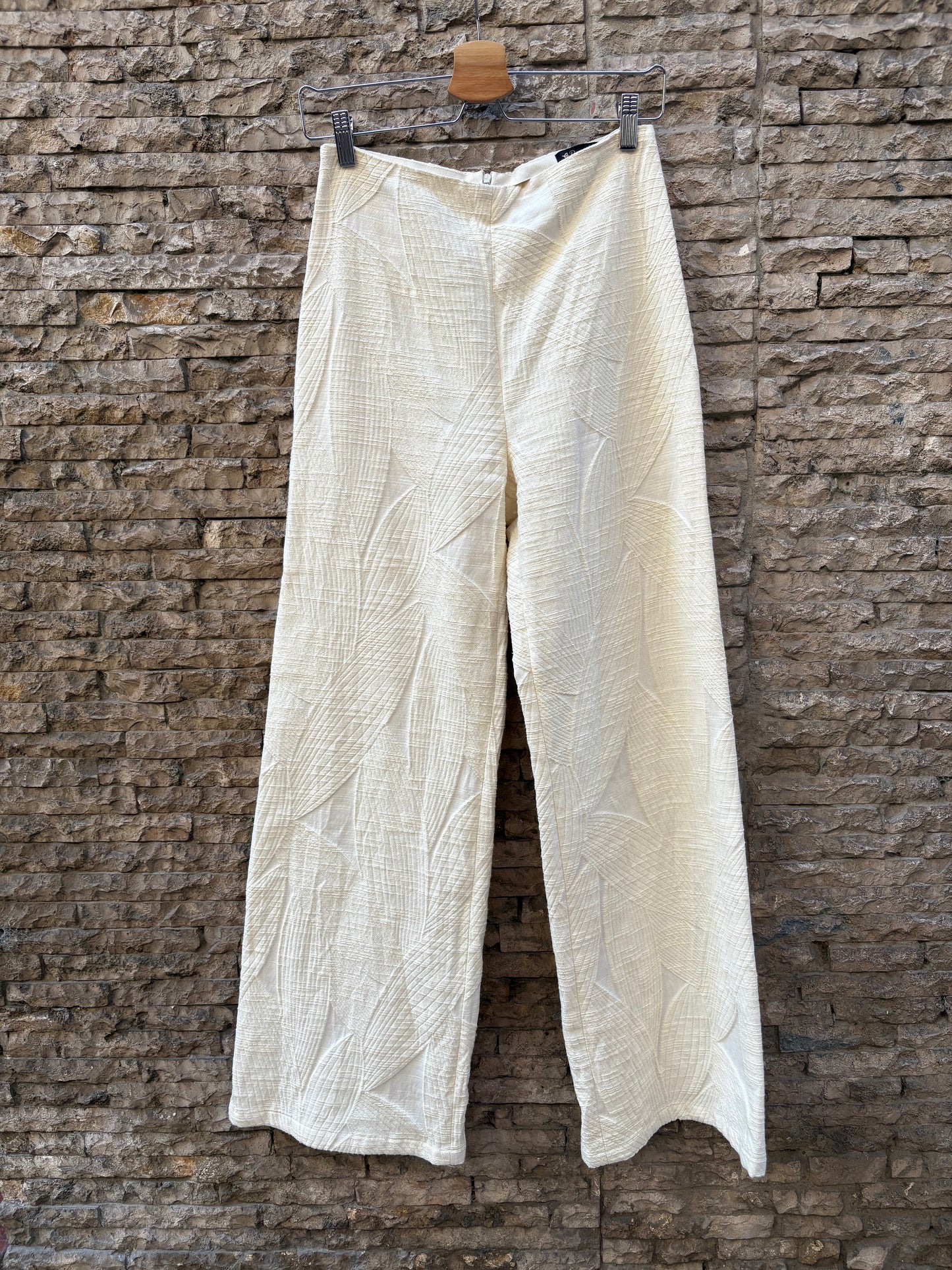 PANAMBI. pantalón textura en crudo