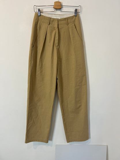 THE FRANKIE SHOP. Pantalón pinzas camel