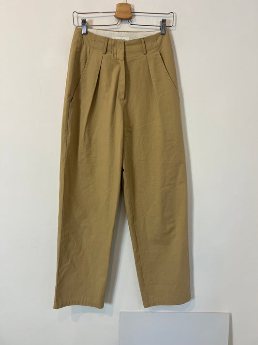 THE FRANKIE SHOP. Pantalón pinzas camel