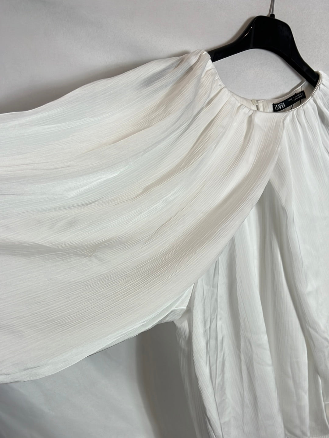 ZARA. Blusa blanca textura detalle mangas. T M