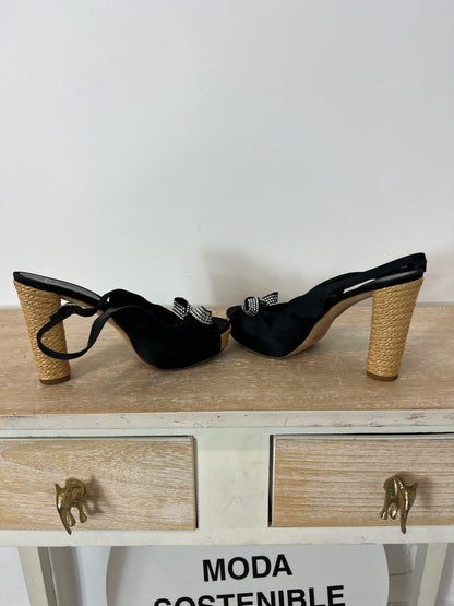 CASTAÑER. Sandalia negra detalles. T 38