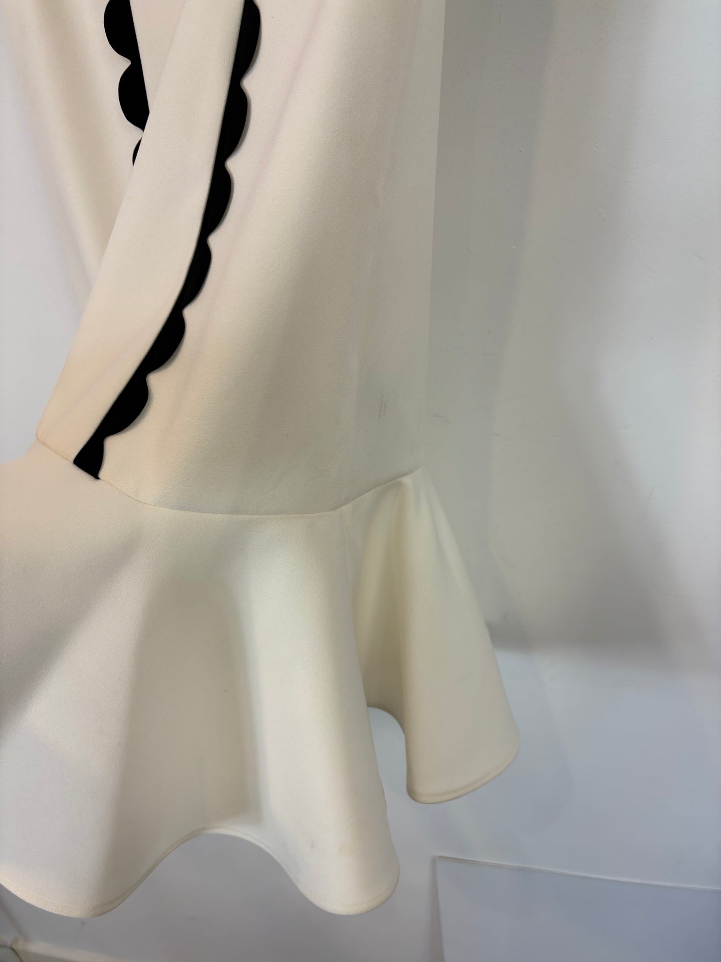 RED VALENTINO. Vestido corto volante. T 40 (S)