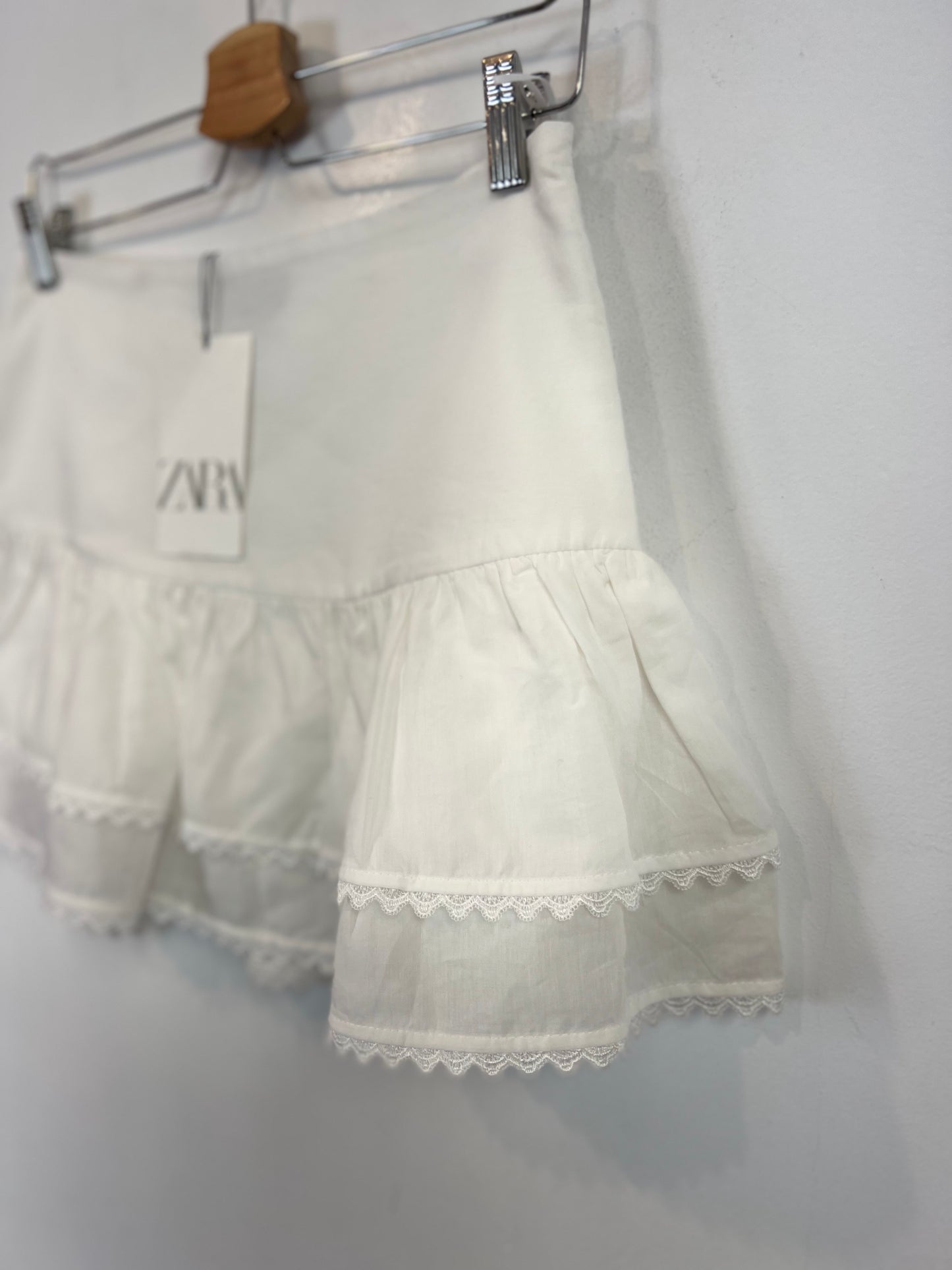 ZARA. Falda blanca volantes T.s
