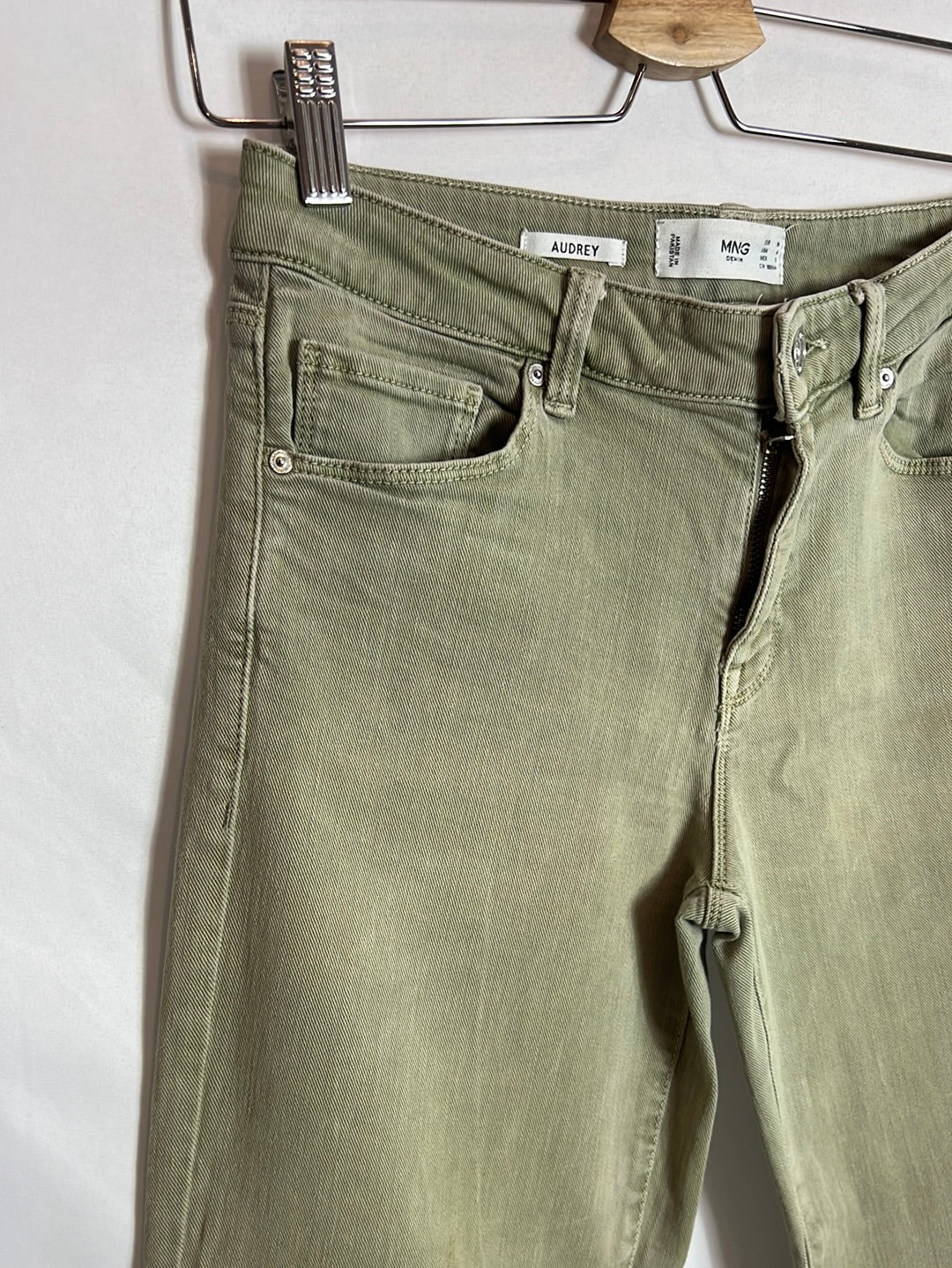 MANGO. Denim recto verde claro. T 36