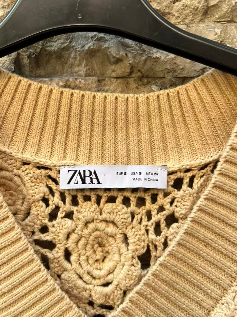 ZARA. Top beige croché