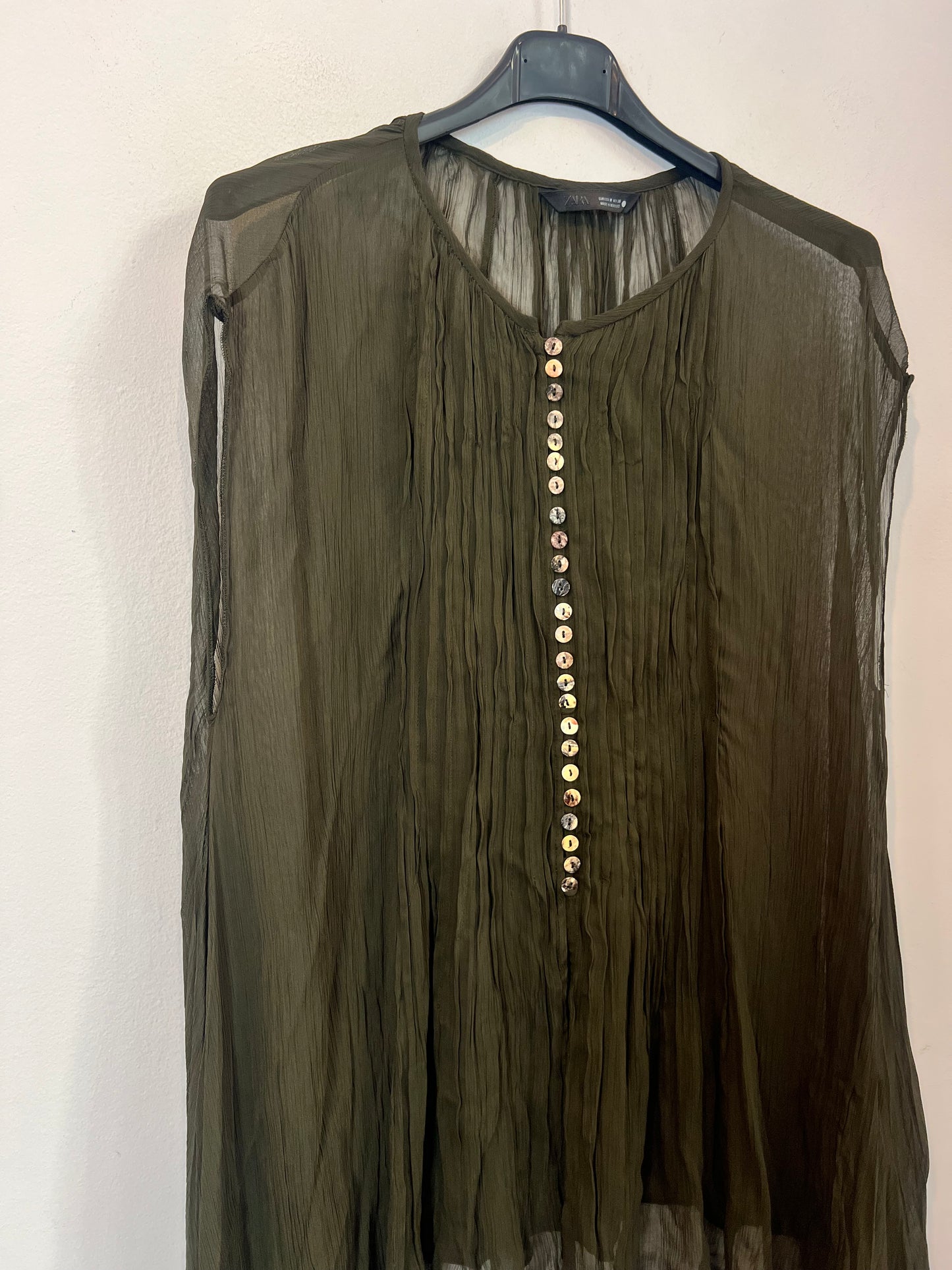 ZARA. Top verde abotonado