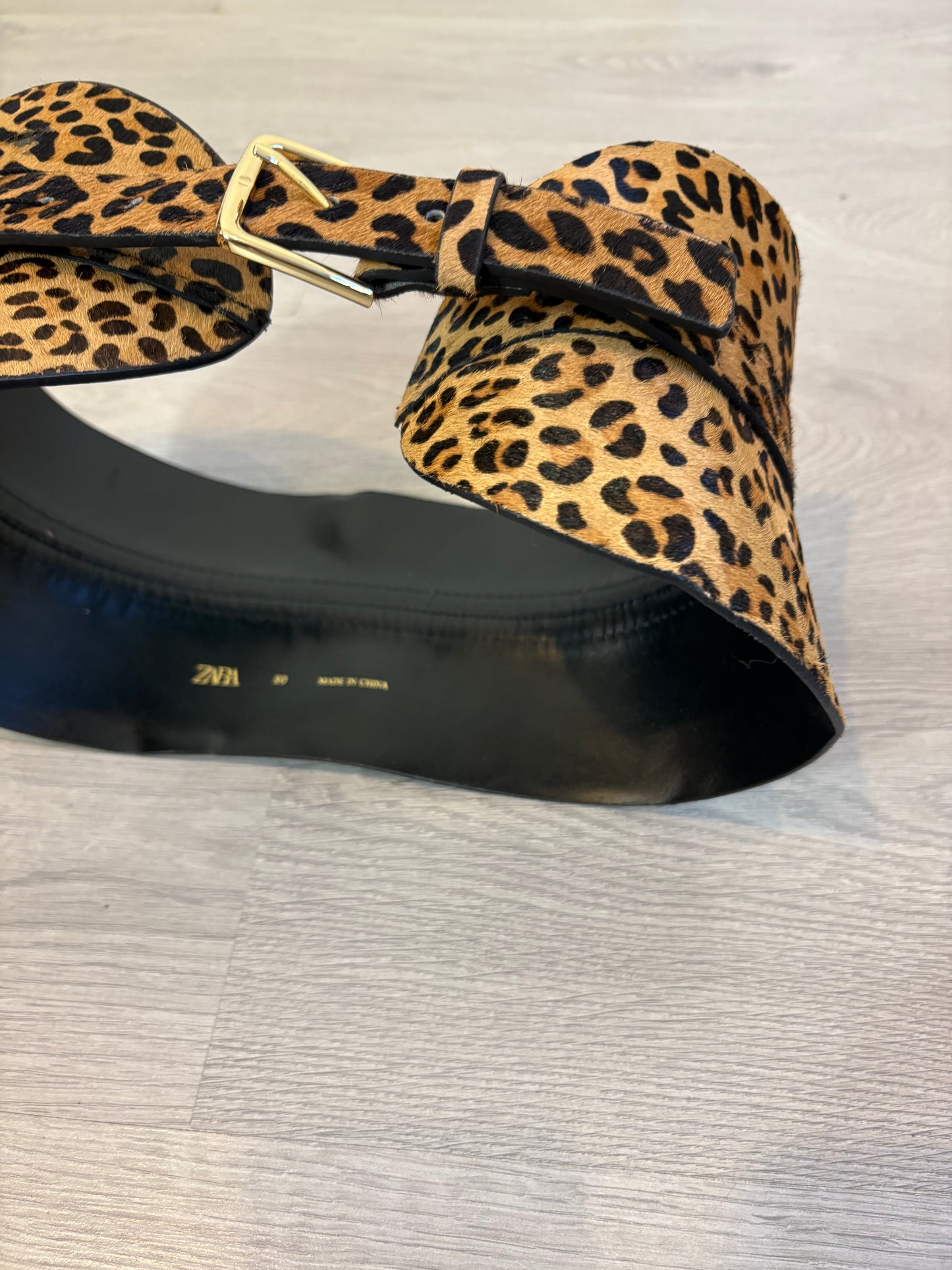 ZARA. Cinturón fajín animal print