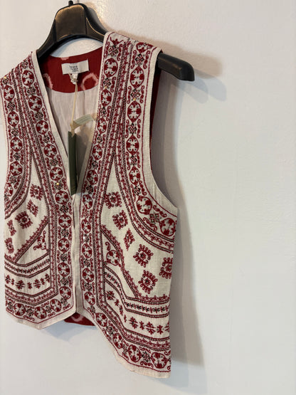 INTROPIA. Conjunto chaleco y falda detalles