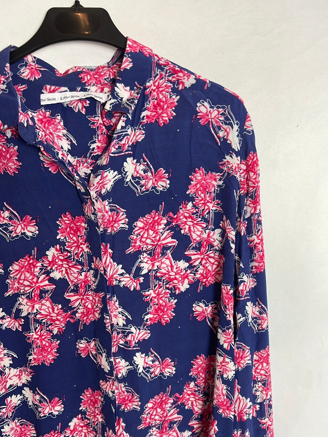 &OTHER STORIES. Blusa fluida azul estampada. T 38