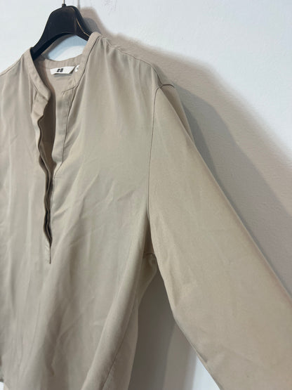 UNIQLO. Flowy beige blouse. TS