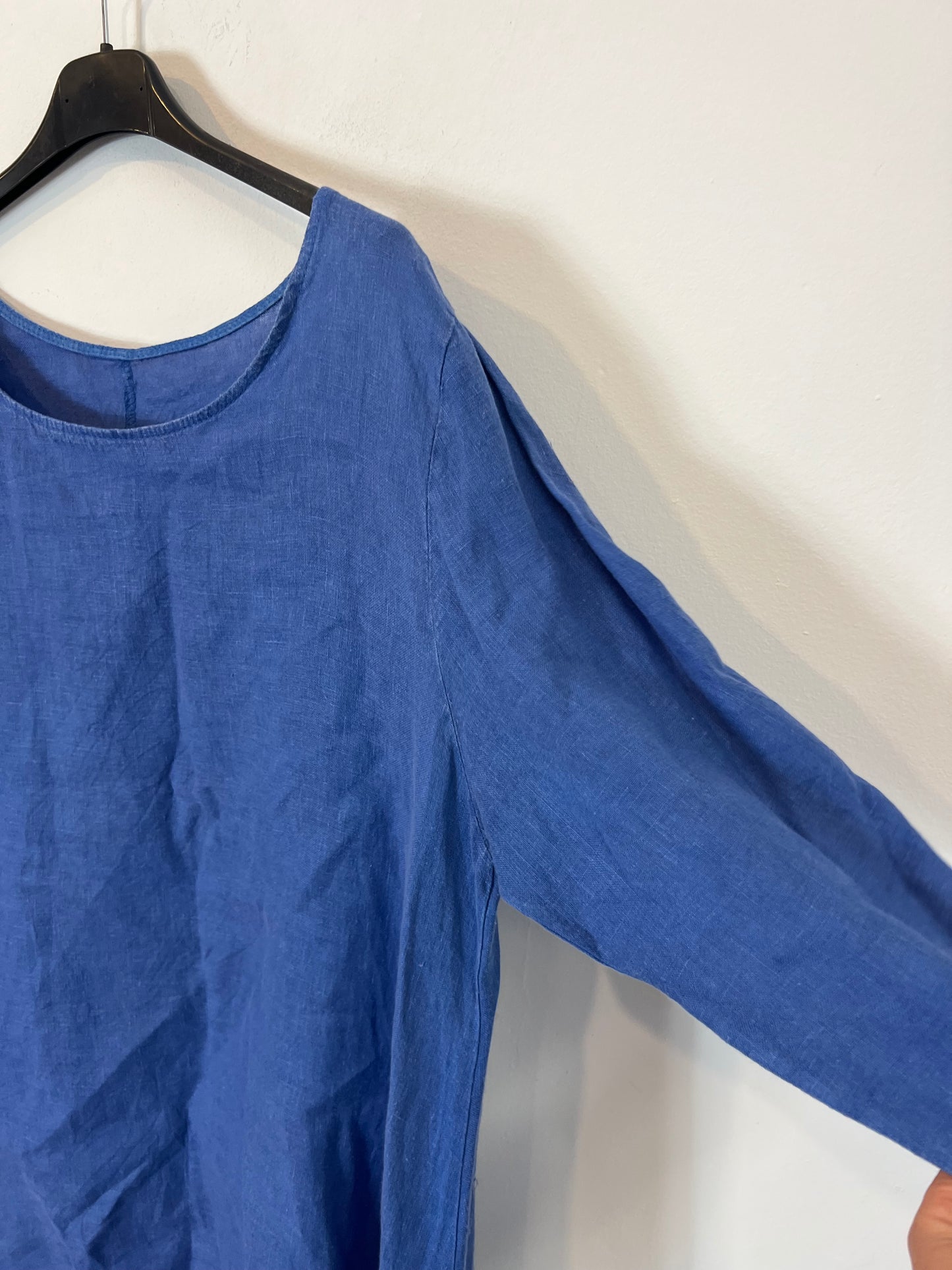 OTRAS. Top lino azul asimétrico. T M/L