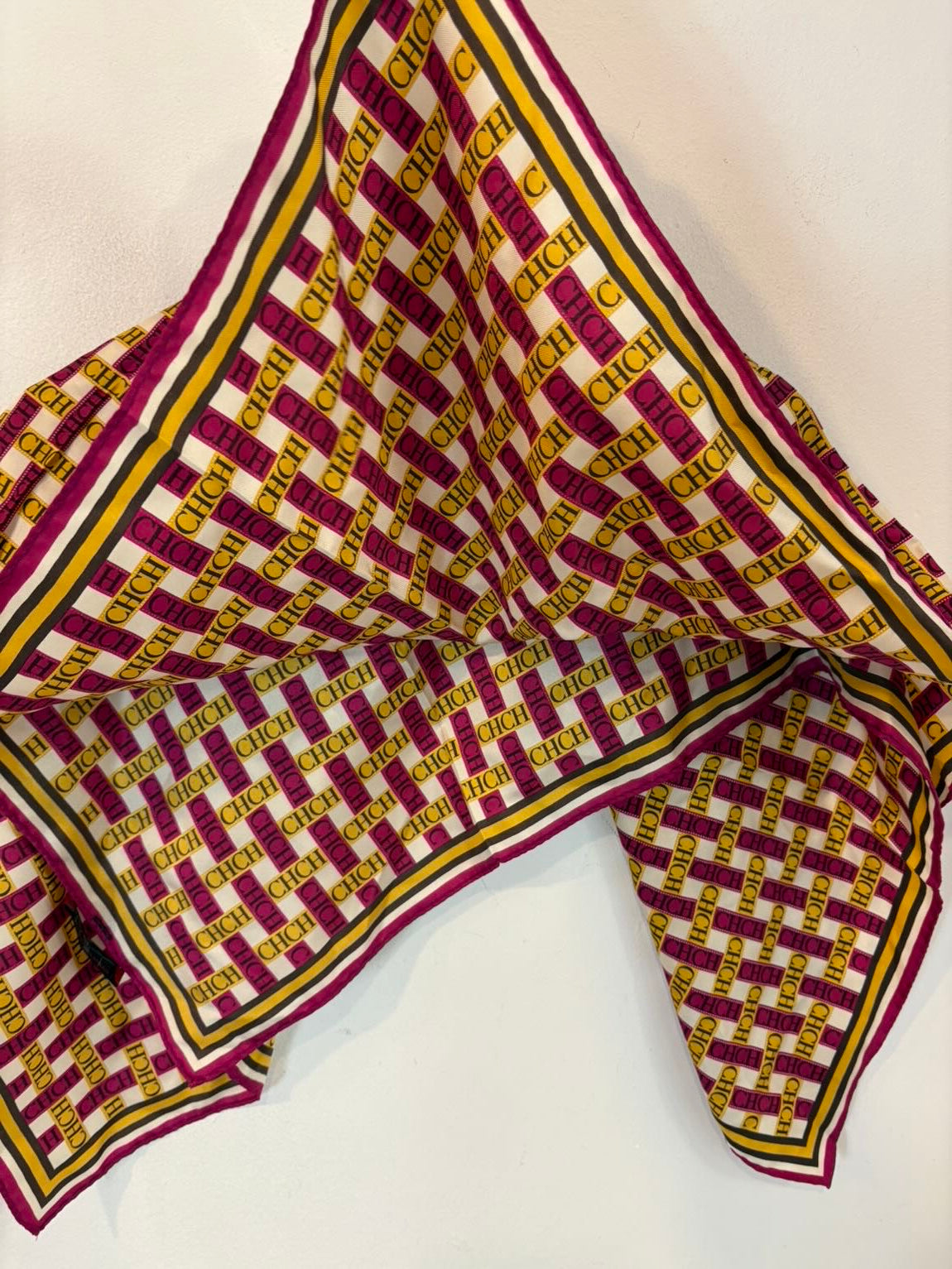 CAROLINA HERRERA. Pañuelo seda estampado monograma