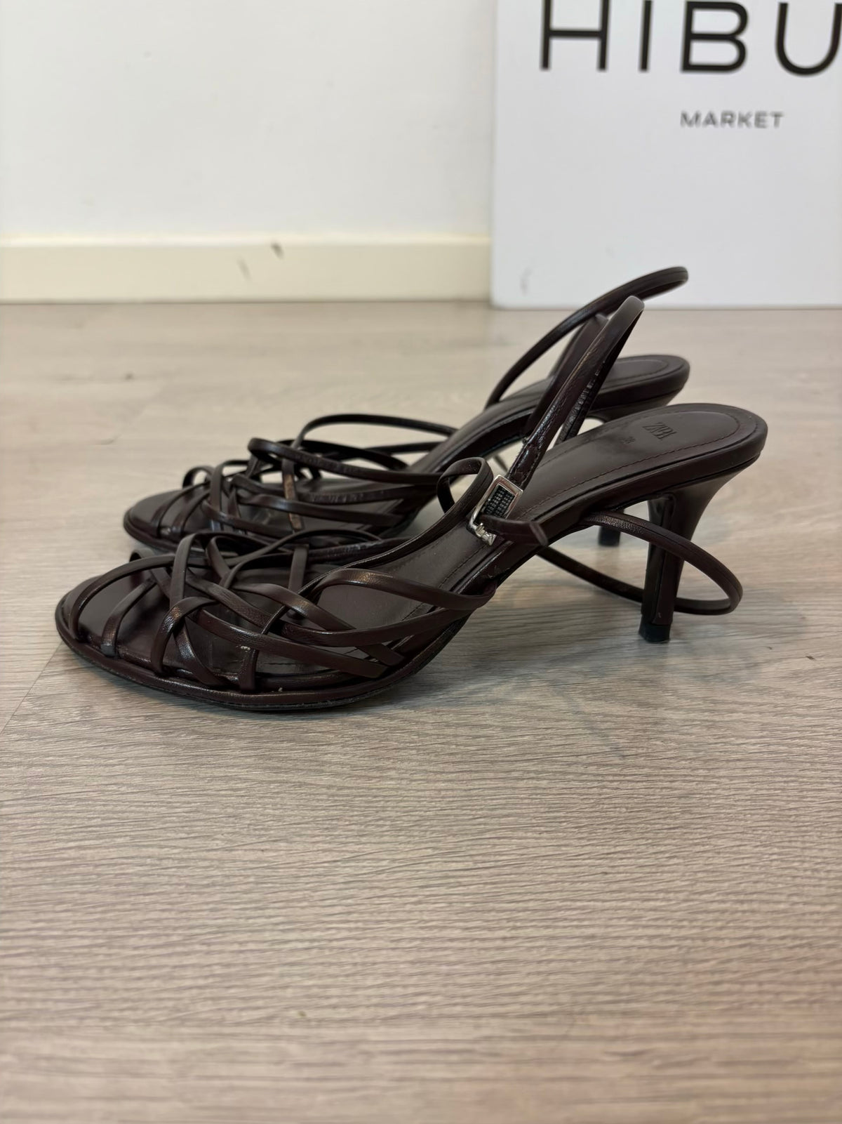 ZARA. Sandalia tacón con tiras finas cruzadas. T 38
