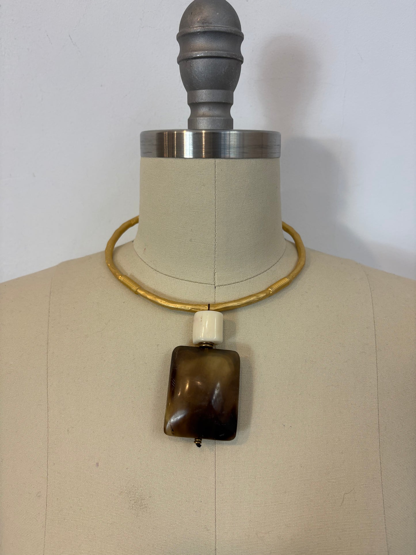 OTRAS. Gargantilla rígida dorada colgante