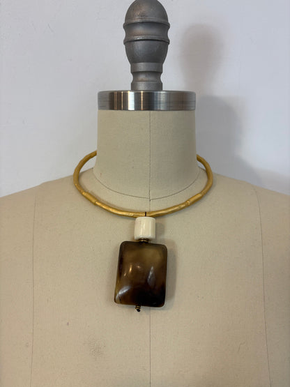 OTRAS. Gargantilla rígida dorada colgante