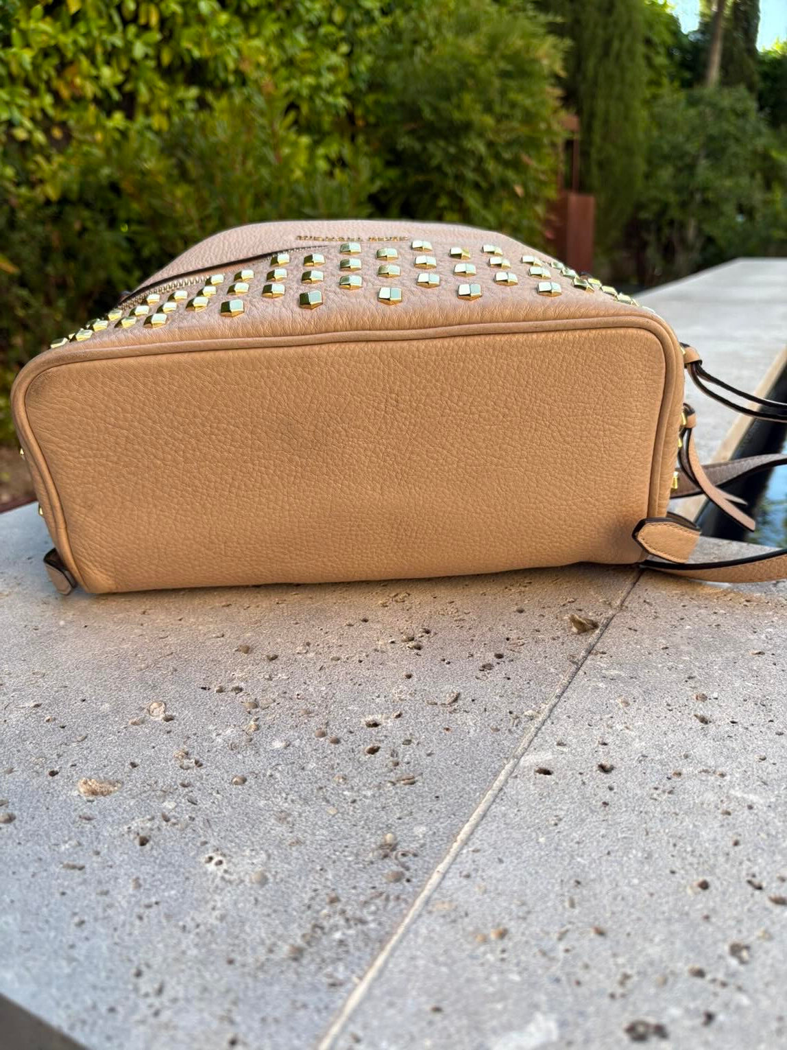 MICHAEL KORS. Mochila mediana piel tachuelas