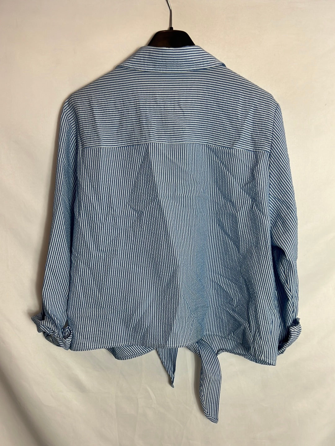 H&amp;M. Striped knotted blouse. Size 40