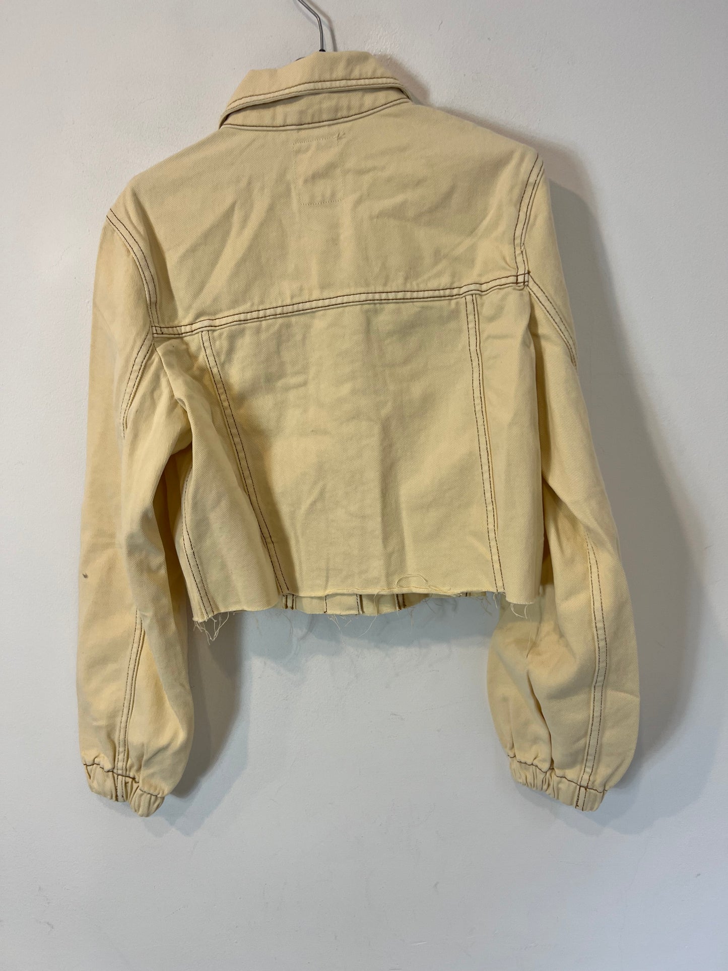 PINK WOMAN. Cazadora crop beige costuras. T L