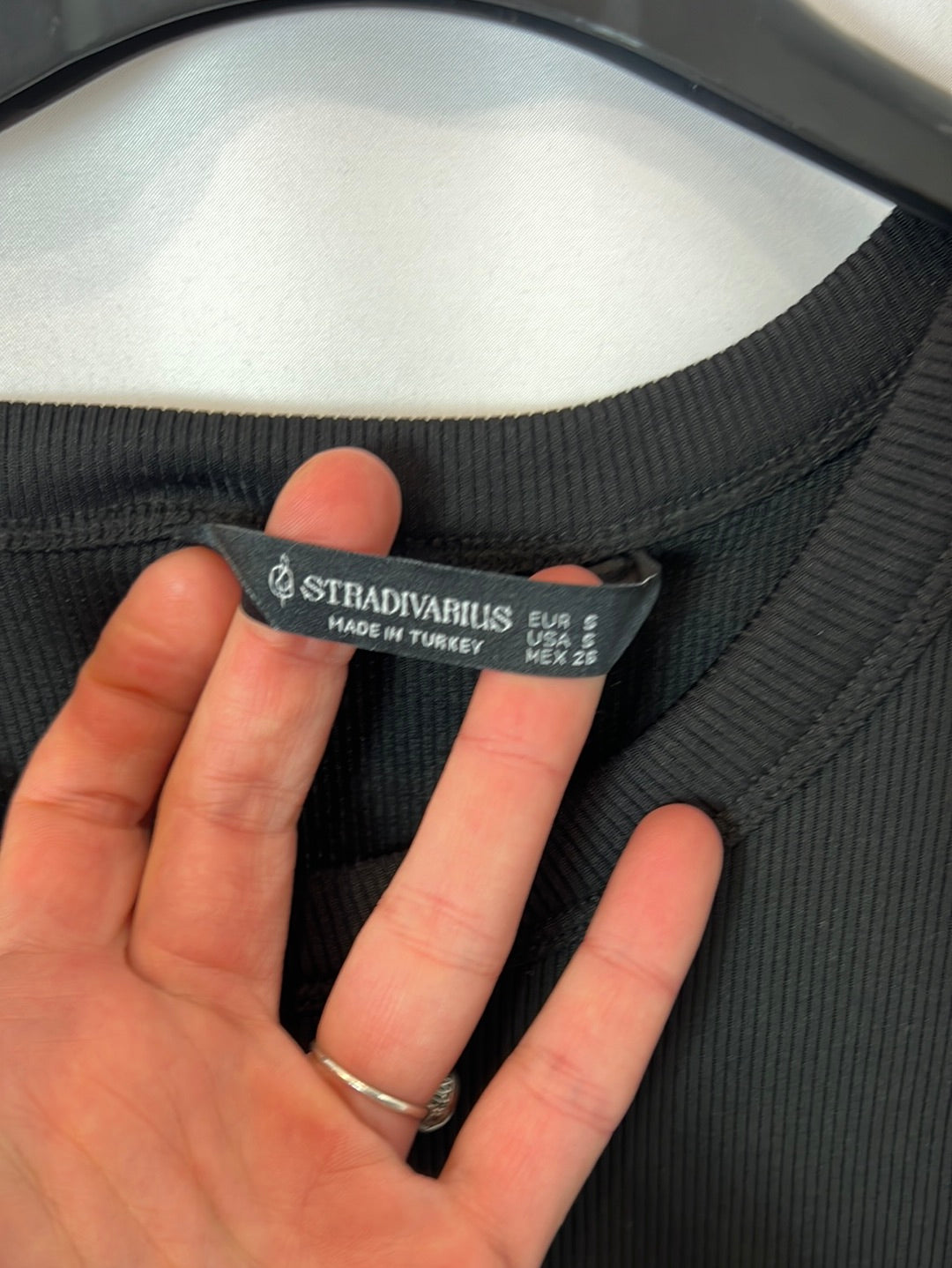 STRADIVARIUS. Vestido midi canalé negro T.s