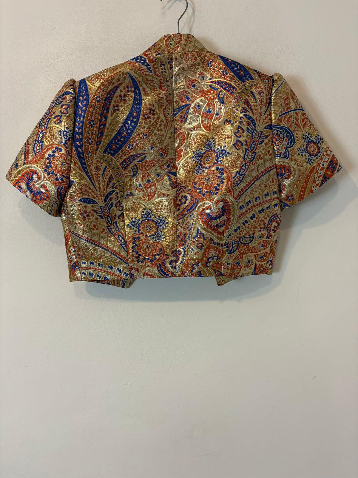 ROOM 717. Chaqueta corta estampada