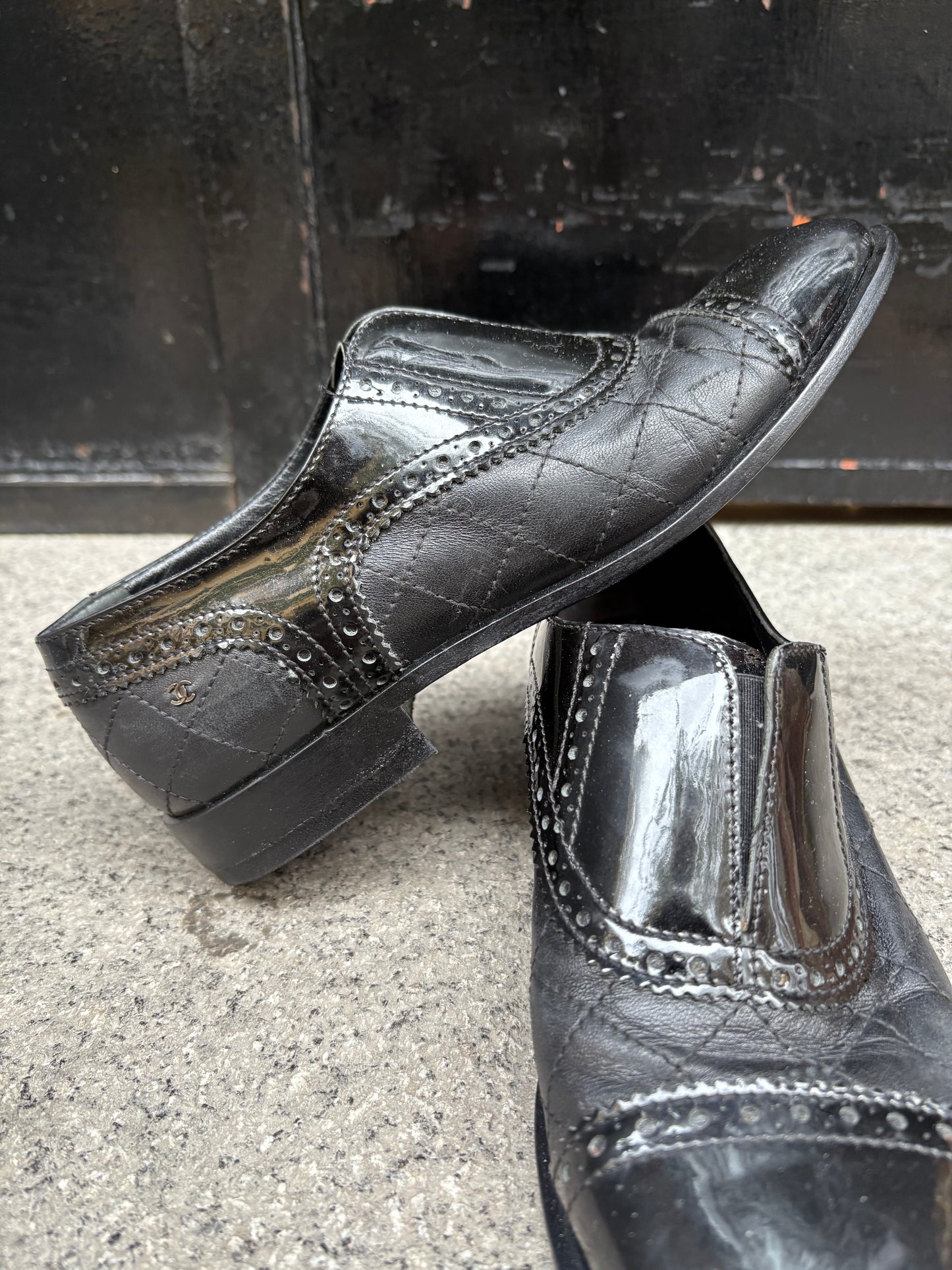 CHANEL. Zapatos Oxford negros piel