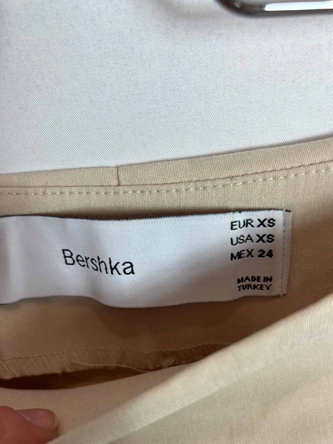 BERHSKA . Falda beige corta elástica . T XS
