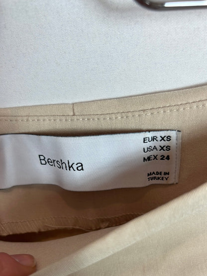 BERHSKA . Falda beige corta elástica . T XS