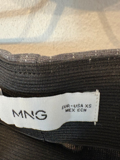 MANGO. Total look gris raya diplomática