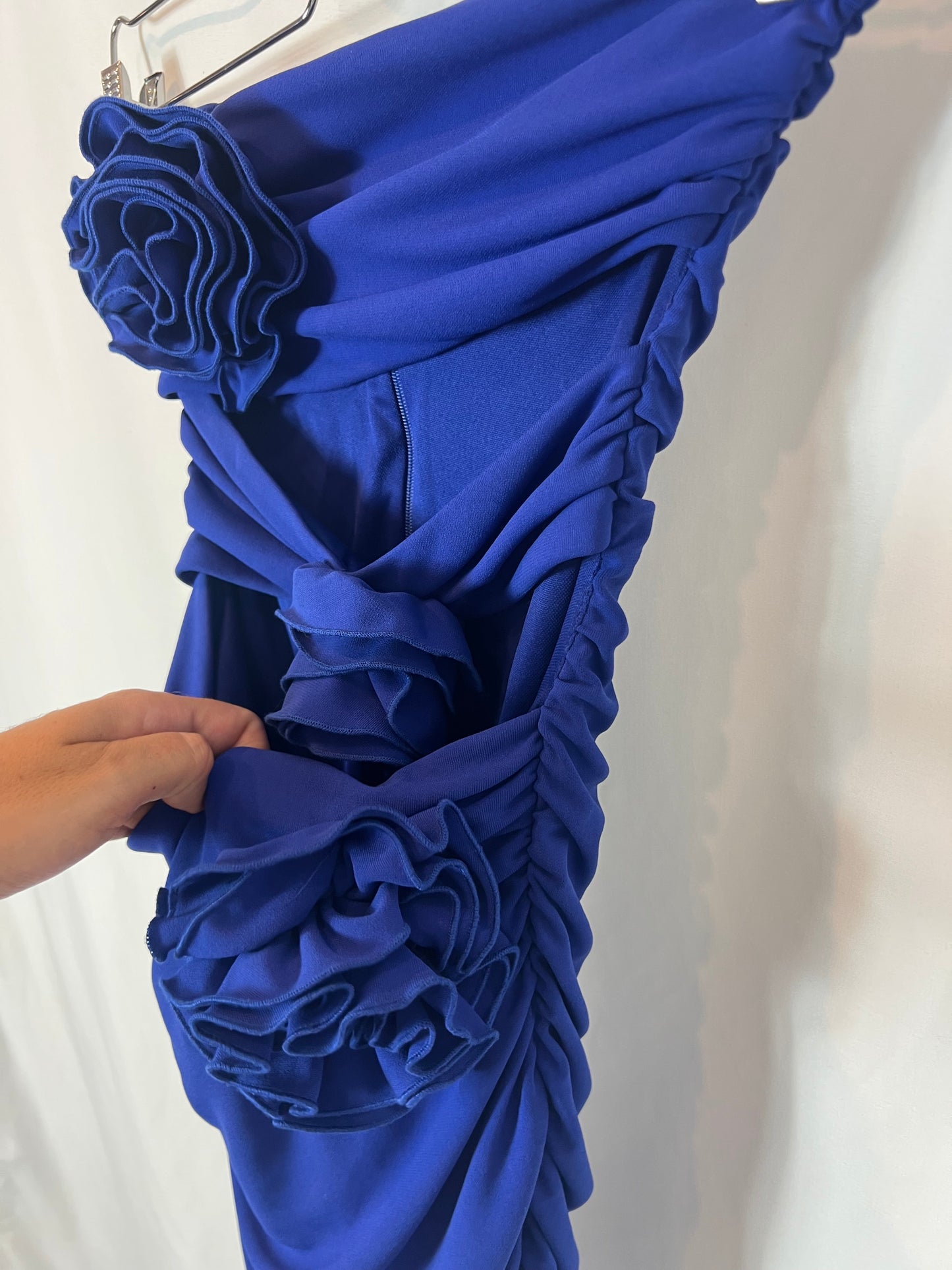 ZARA. Short blue fitted dress with slits. TS