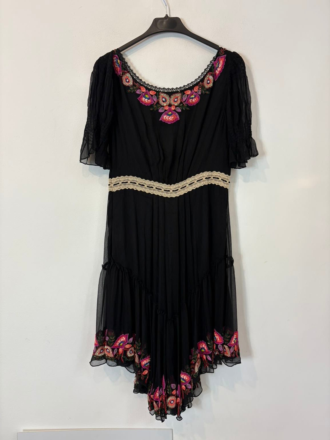 GALLIANO. Vestido de seda bordados y abalorios