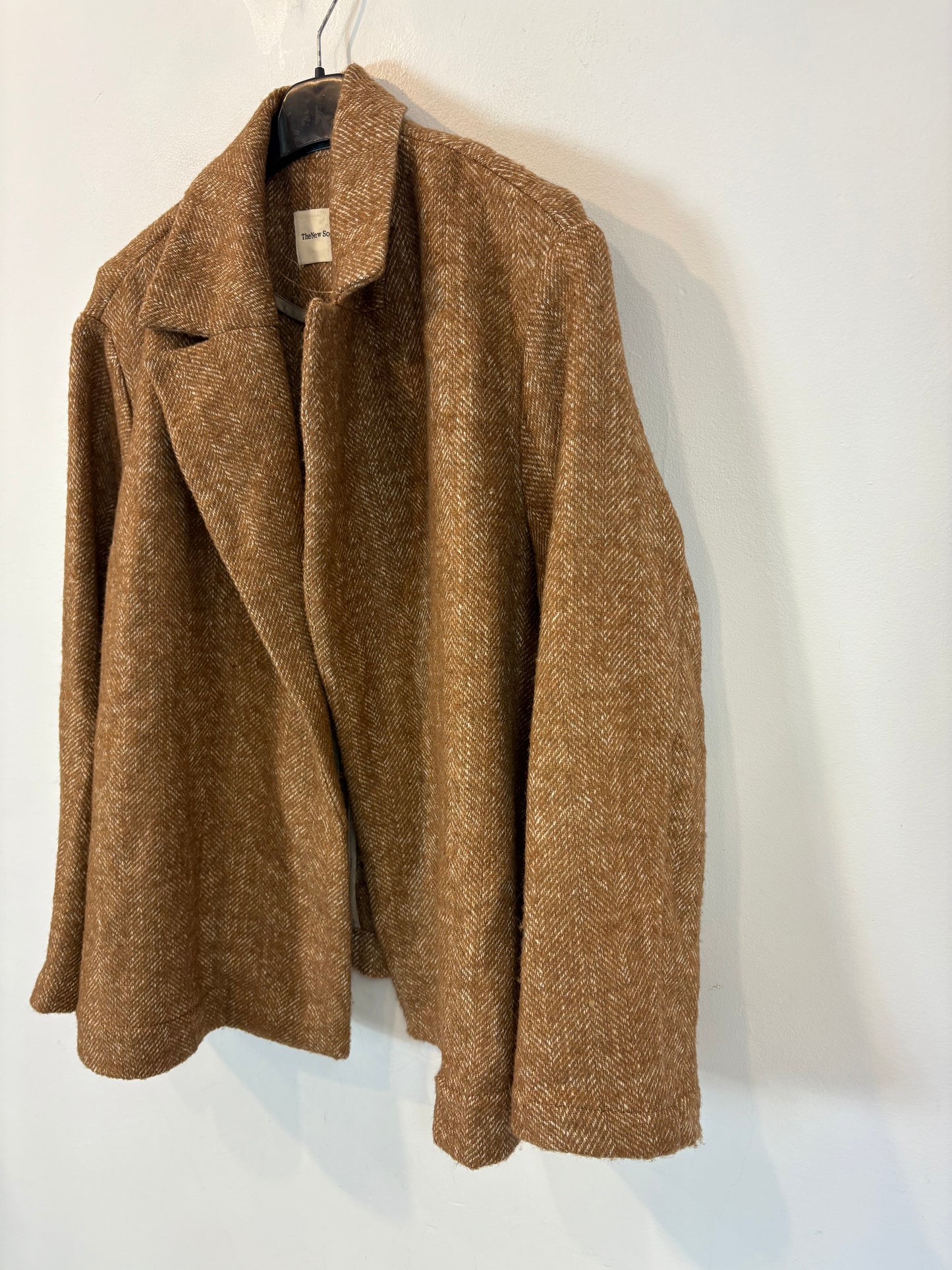 THE NEW SOCIETY. Chaqueta camel espiga lana aberturas