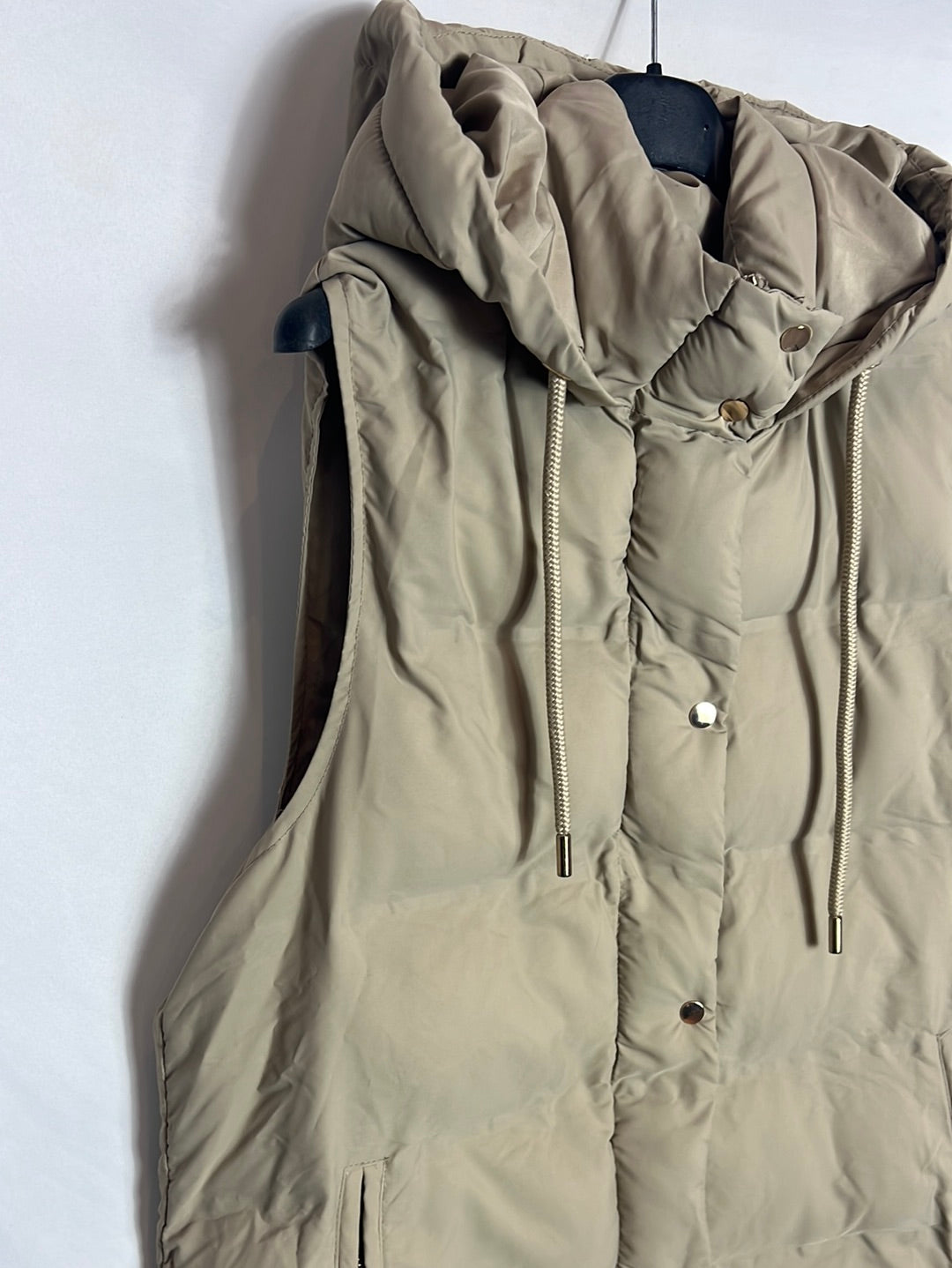 ZARA. Chaleco beige acolchado. T L