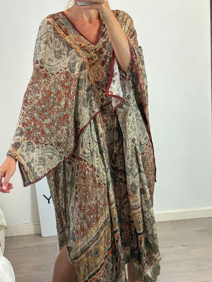 ZARA. Vestido estampado estilo kaftán
