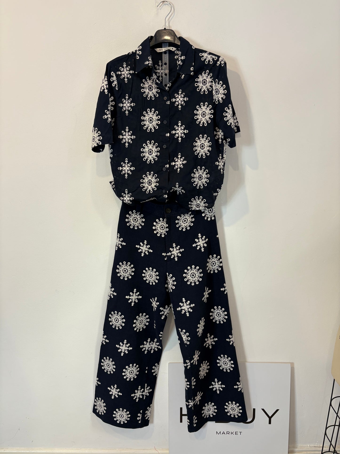 ZARA. Total look blusa y pantalón bordado