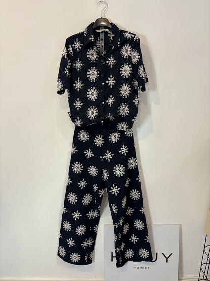 ZARA. Total look blusa y pantalón bordado
