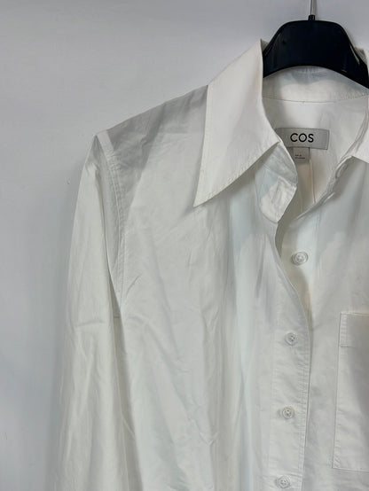 COS. Camisa blanca bolsillo. T 36