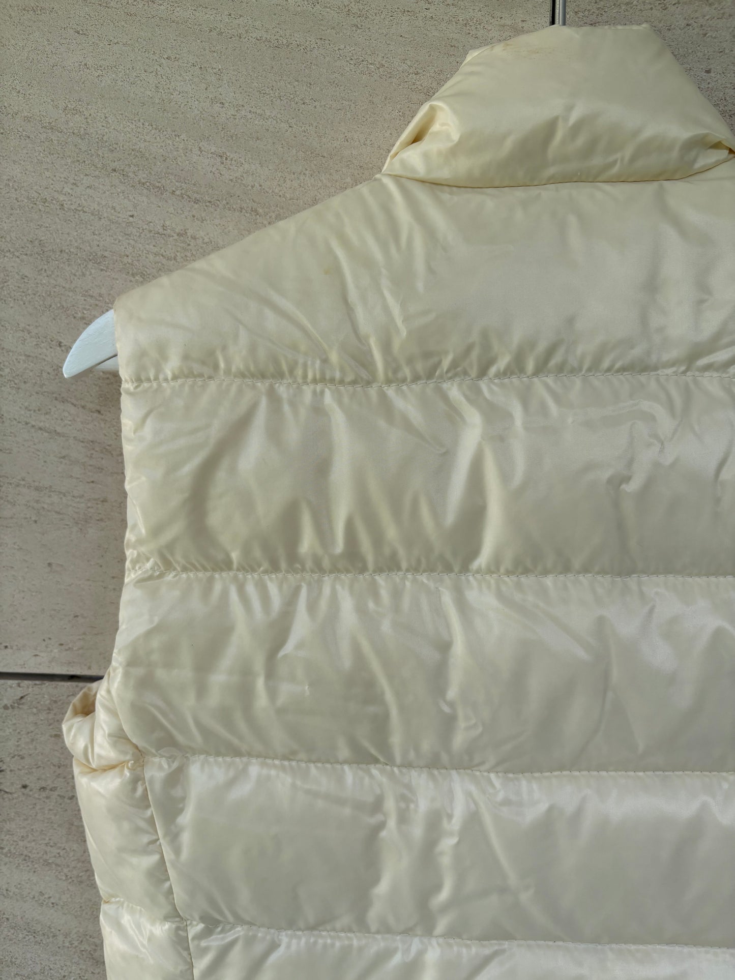 MONCLER. Chaleco ligero beige claro . T 2 (S/M)