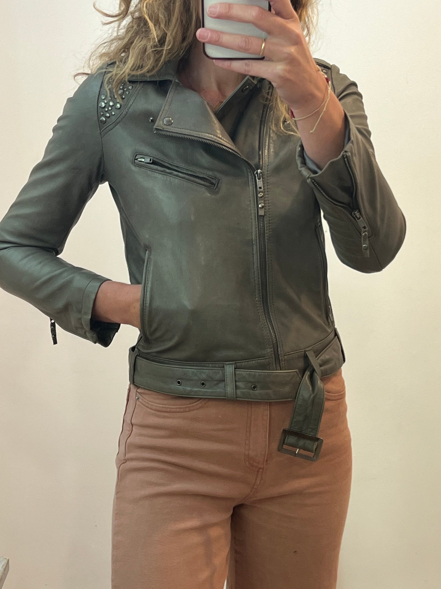 MAJE. Biker piel verde T.s