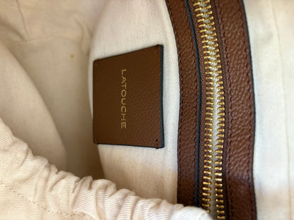 LATOUCHE. Cesta de lona y piel estampada