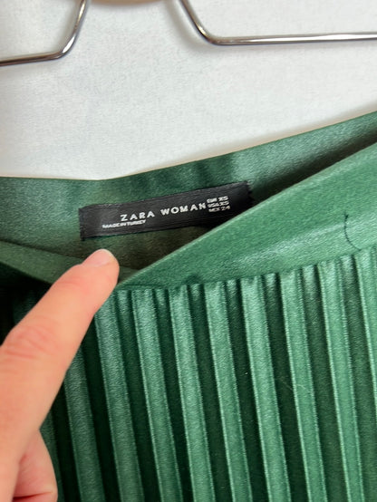 ZARA. falda verde plisada T.xs