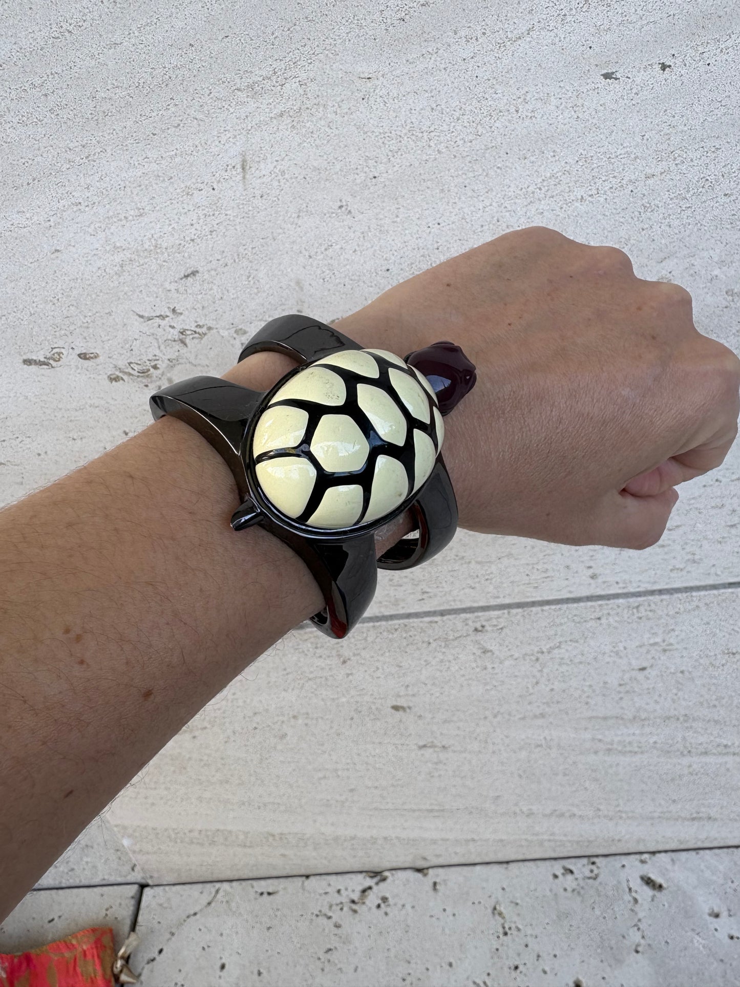 BIMBA Y LOLA. Brazalete rígido tortuga